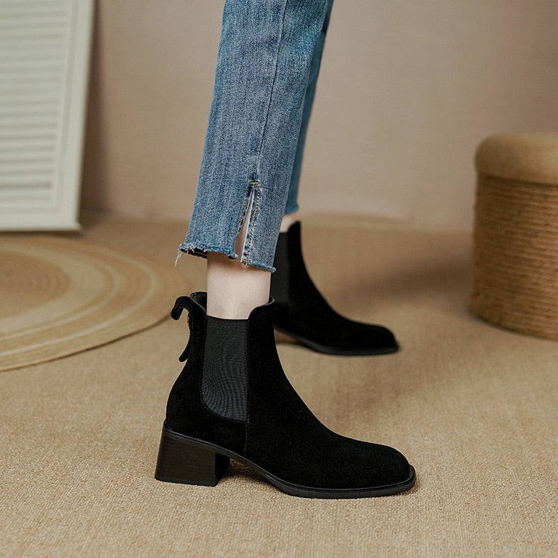 Haia Bota Feminina de Couro Suede e Cano Curto - Preto